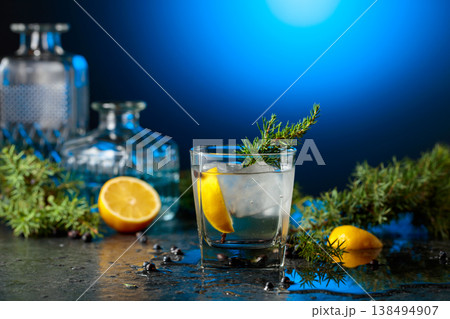 Cocktail gin and tonic with ice and lemon slice. 138494907