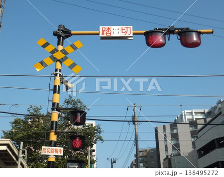 小田急線の踏切 138495272