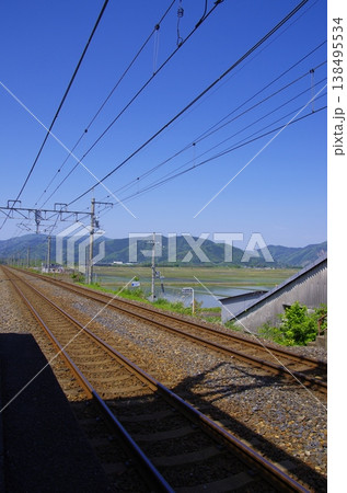 青空の下に伸びる線路と静かな駅ホーム（滋賀県高島市） 138495534