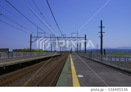 青空の下に伸びる線路と静かな駅ホーム(滋賀県高島市) 青空の下に伸びる線路と静かな駅ホーム(滋賀県高島市) 138495536