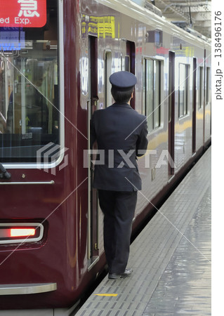 阪急大阪梅田駅で発車確認をする車掌 阪急大阪梅田駅で発車確認をする車掌 138496176
