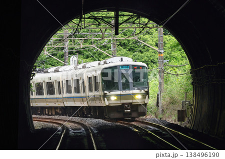 JR西日本　トンネルに入る大和路快速 138496190