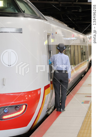 JR西日本 新大阪駅で発車確認をする車掌 JR西日本 新大阪駅で発車確認をする車掌 138496208