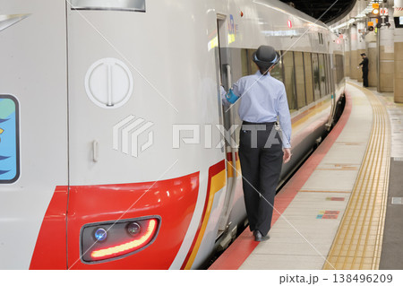JR西日本　新大阪駅で発車確認をする車掌 138496209