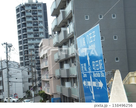 国道16号の案内板と歩道橋 138496256