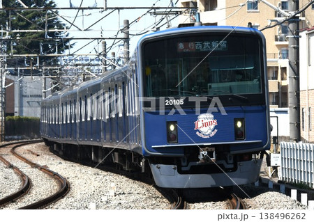 西武新宿へ向けて曲線区間をゆく西武鉄道20000系 138496262