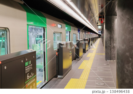 大阪メトロ 駅のホームドアと400系列車 大阪メトロ 駅のホームドアと400系列車 138496438