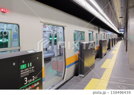 近畿日本鉄道 駅のホームドアと普通列車 近畿日本鉄道 駅のホームドアと普通列車 138496439