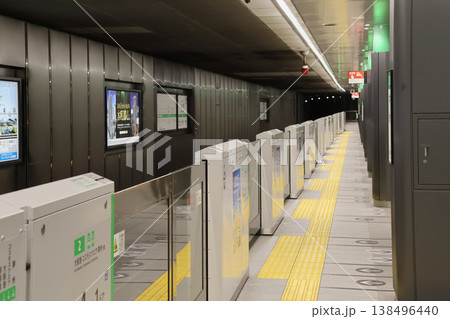 大阪メトロ　駅のホームドア 138496440