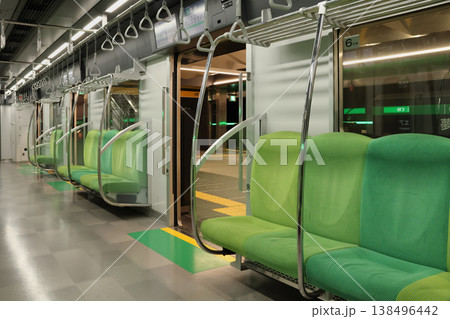 大阪メトロ 400系普通列車の車内 大阪メトロ 400系普通列車の車内 138496442