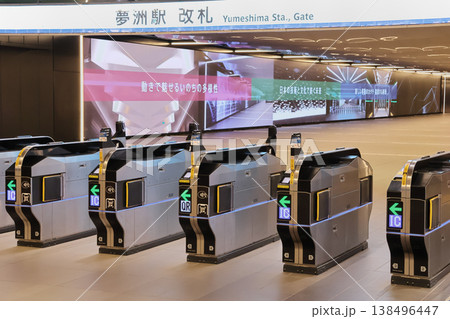 大阪メトロ　夢洲駅の自動改札機 138496447
