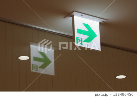 非常口の表示板 非常口の表示板 138496456