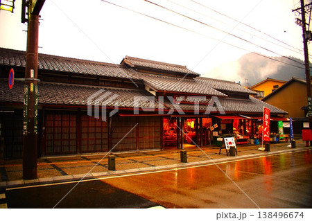 夕暮れの郡上八幡の町並み (郡上八幡城下町プラザ) 夕暮れの郡上八幡の町並み (郡上八幡城下町プラザ) 138496674