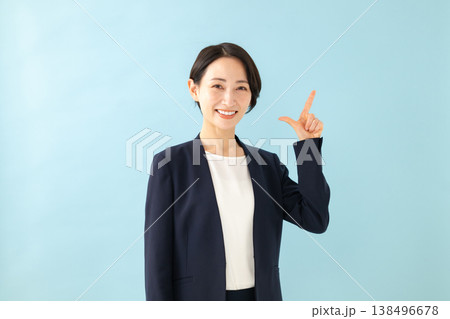 指差しをするビジネスウーマン 指差しをするビジネスウーマン 138496678
