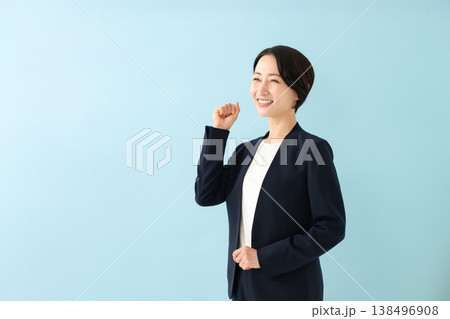 ガッツポーズする女性 138496908