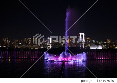 東京都　お台場海浜公園の噴水ショー　アクアシンフォニー 138497010