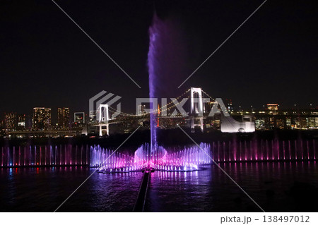 東京都　お台場海浜公園の噴水ショー　アクアシンフォニー 138497012
