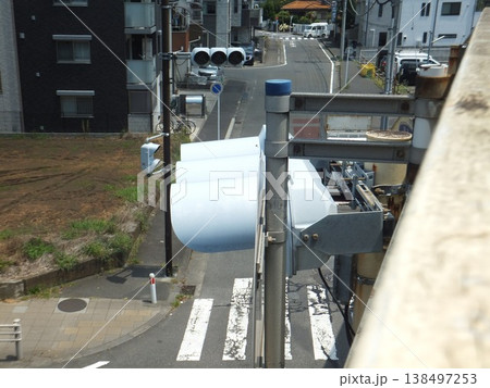 歩道橋からの信号機 138497253