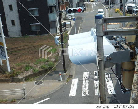 歩道橋からの信号機 138497255