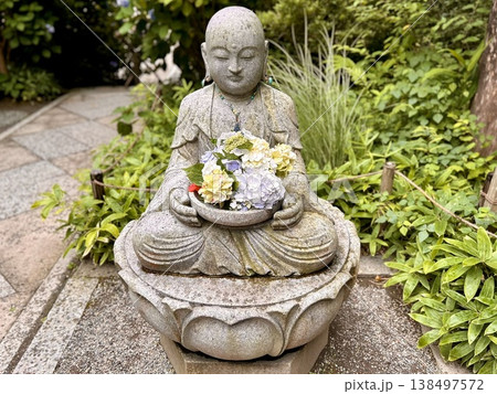 紫陽花を抱えるお地蔵様（寺院の境内・慈愛・日本の初夏風景） 138497572