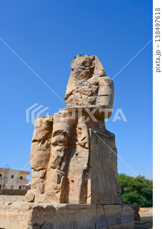 メムノンの巨像　左側　ルクソール 138497618