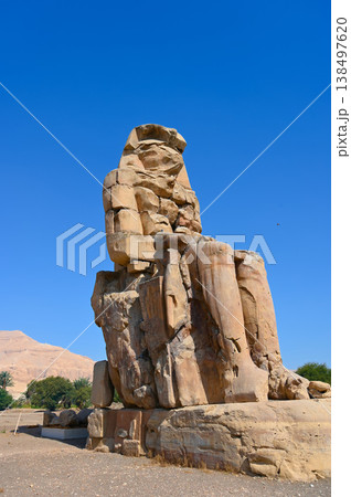 メムノンの巨像　右側　ルクソール 138497620
