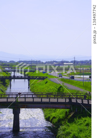 田園風景と川に架かる橋(滋賀県高島市) 田園風景と川に架かる橋(滋賀県高島市) 138497742