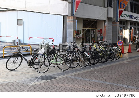 古町のアーケード街と駐輪自転車（新潟県新潟市中央区） 138497790
