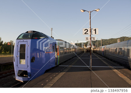 夕暮れの新夕張駅に停車中の特急列車 138497956