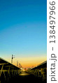 夕暮れ時の帰り道と住宅地 138497966