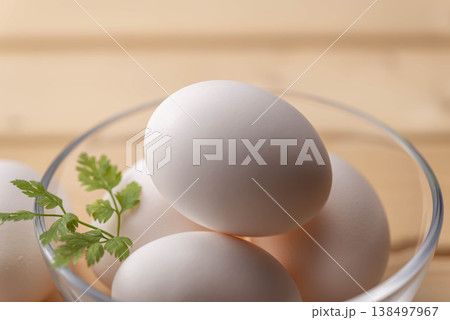 ガラスボウルに入った白い卵 泡立て器とパセリ添え 料理・製菓・ベーキングの食材イメージ 138497967