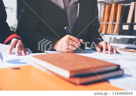 Diverse business people having a team meeting in an office Diverse business people having a team meeting in an office 138498044