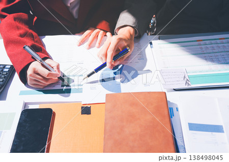 Diverse business people having a team meeting in an office Diverse business people having a team meeting in an office 138498045
