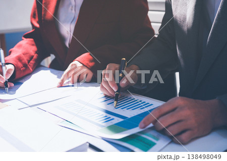 Diverse business people having a team meeting in an office Diverse business people having a team meeting in an office 138498049