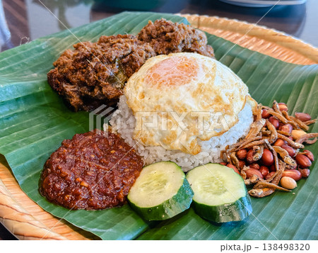 マレーシア料理　ココナツミルク入りご飯　nasi lemak 138498320