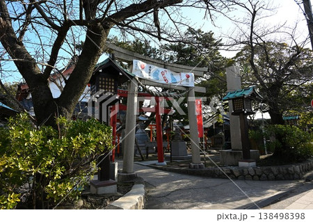 湊稲荷神社の鳥居と境内入口（新潟県新潟市中央区） 138498398