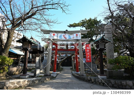 湊稲荷神社の鳥居と境内入口（新潟県新潟市中央区） 138498399