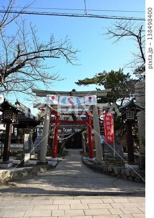 湊稲荷神社の鳥居と境内入口（新潟県新潟市中央区） 138498400