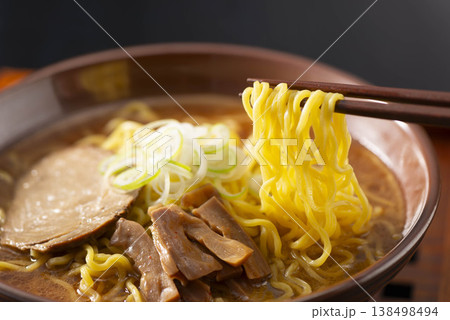 醤油ラーメン 箸で麺を持ち上げるしずる感 チャーシュー・メンマ・ネギ・なると 中華そばの臨場感ある一 醤油ラーメン 箸で麺を持ち上げるしずる感 チャーシュー・メンマ・ネギ・なると 中華そばの臨場感ある一 138498494