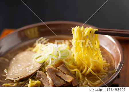 醤油ラーメン 箸で麺を持ち上げるしずる感 チャーシュー・メンマ・ネギ・なると 中華そばの臨場感ある一 醤油ラーメン 箸で麺を持ち上げるしずる感 チャーシュー・メンマ・ネギ・なると 中華そばの臨場感ある一 138498495