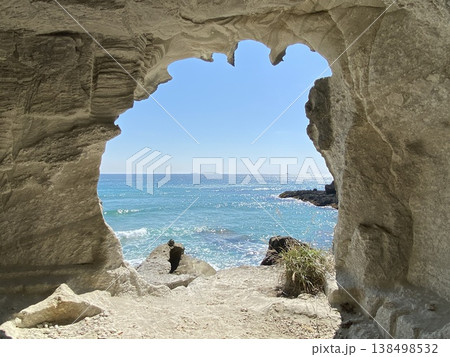 透明度の高い海と岩場の自然景観 透明度の高い海と岩場の自然景観 138498532
