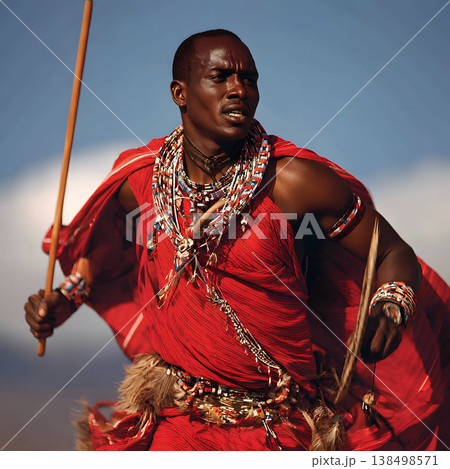 槍と盾を持つ伝統衣装のアフリカ戦士のダイナミックなポーズ 138498571