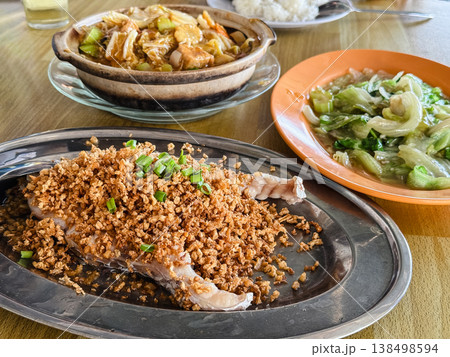中華料理の食卓風景(蒸し魚・野菜炒め・土鍋料理とご飯) 中華料理の食卓風景(蒸し魚・野菜炒め・土鍋料理とご飯) 138498594