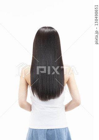 ロングヘアを流す10代の日本人女性 後ろ姿 グレーバック ヘアケア・美容・シャンプー広告イメージ ロングヘアを流す10代の日本人女性 後ろ姿 グレーバック ヘアケア・美容・シャンプー広告イメージ 138498651