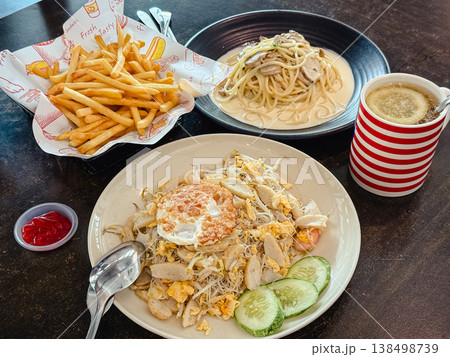 洋食の食卓風景(パスタ・フライドポテト・ビーフン炒めとドリンク) 洋食の食卓風景(パスタ・フライドポテト・ビーフン炒めとドリンク) 138498739
