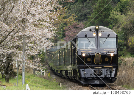桜の中を行く 桜の中を行く 138498769