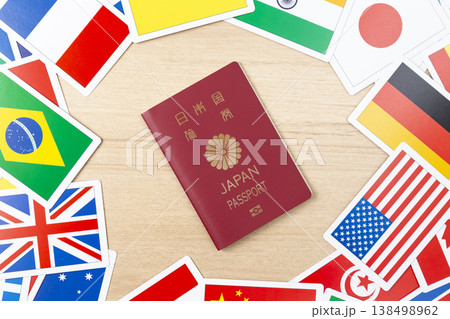 たくさんの国旗と日本のパスポート 138498962
