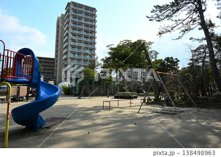 白山公園の遊具エリアと周辺の街並み（新潟県新潟市中央区） 138498963