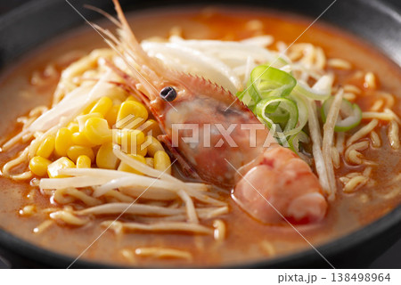 エビ入り味噌ラーメン 箸で麺を持ち上げる臨場感 コーン・ネギのトッピング 濃厚スープの一杯 138498964