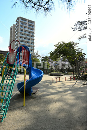 白山公園の遊具エリアと周辺の街並み（新潟県新潟市中央区） 138498965